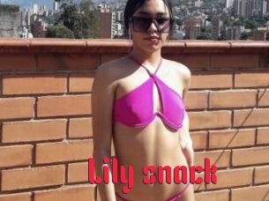 Lily_snack